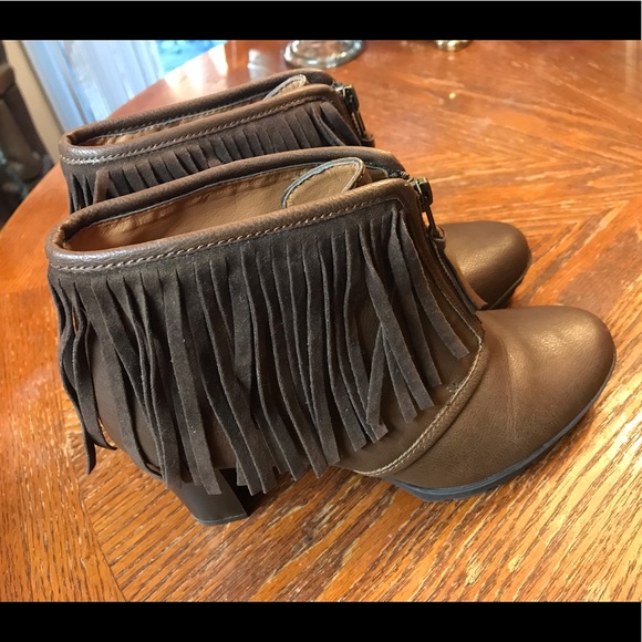 Pretty Wild & Fringy Brown Leather Boots! - Picture 3 of 16
